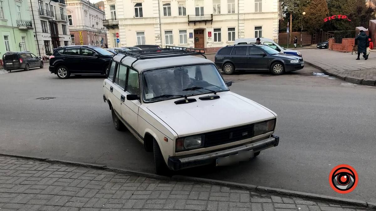 Трохи не по правилах: чудо-паркування у Коломиї 1