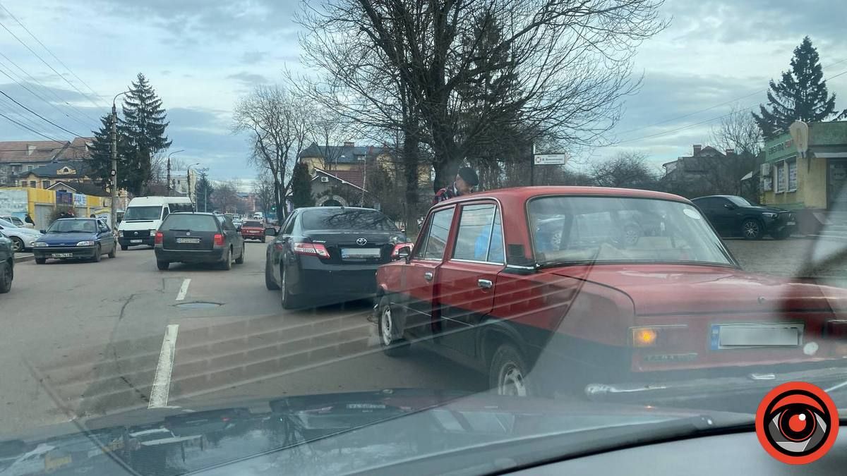 У Коломиї трапилась ДТП біля ліцею №8, рух вул. Мазепи ускладнений 1