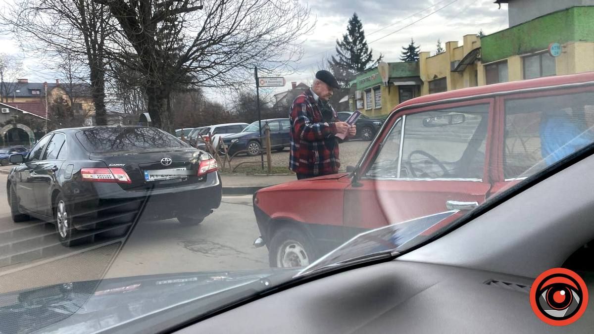 У Коломиї трапилась ДТП біля ліцею №8, рух вул. Мазепи ускладнений 2