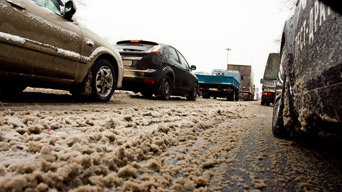 Замість солі - пісок: на Прикарпатті замінять суміш, якою посипатимуть дороги
