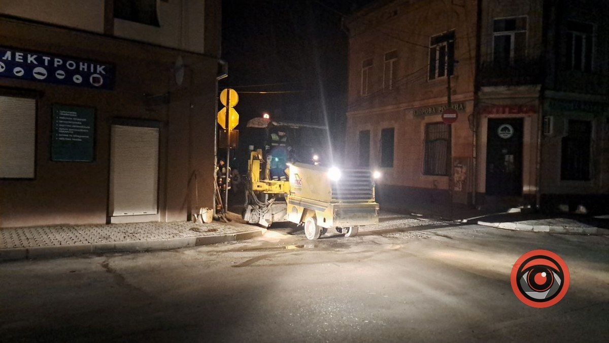 На Валовій почали стелити асфальт