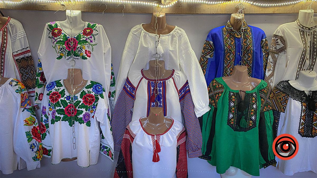 Косівський базар: 100-річні вишиванки, копчені коники та свині у багажнику 6