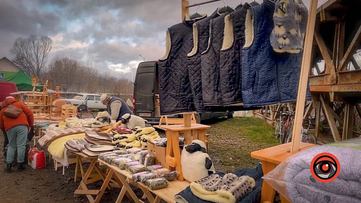 Косівський базар: 100-річні вишиванки, копчені коники та свині у багажнику 8
