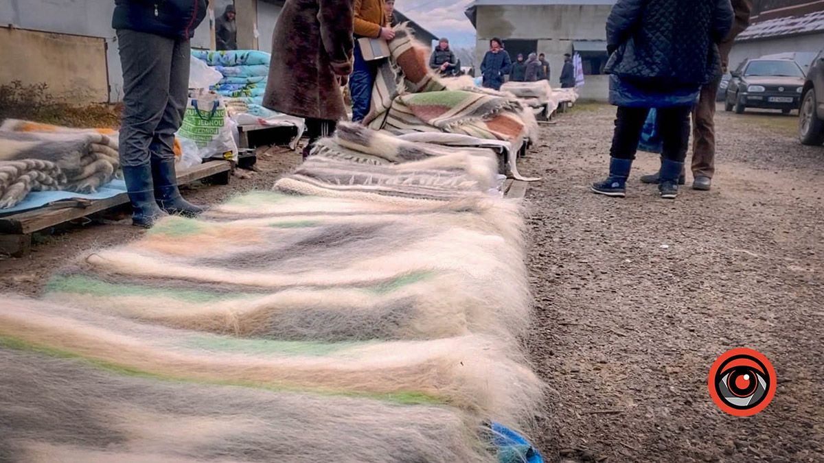 Косівський базар: 100-річні вишиванки, копчені коники та свині у багажнику 7