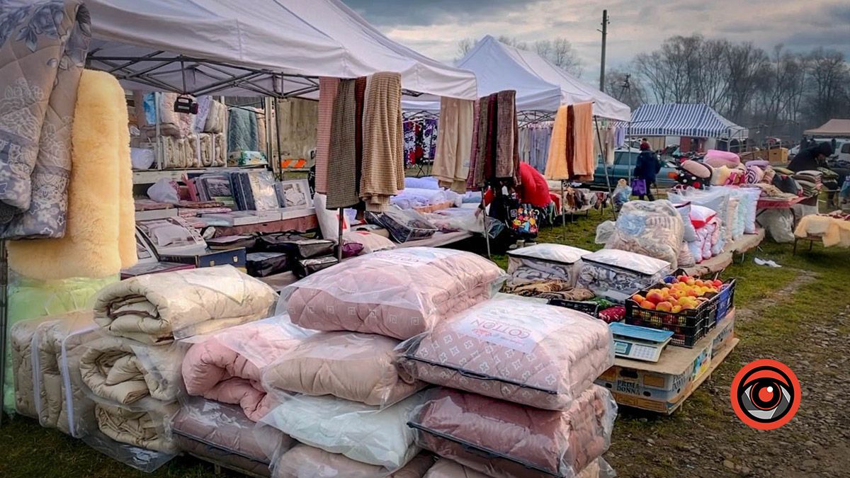 Косівський базар: 100-річні вишиванки, копчені коники та свині у багажнику 9