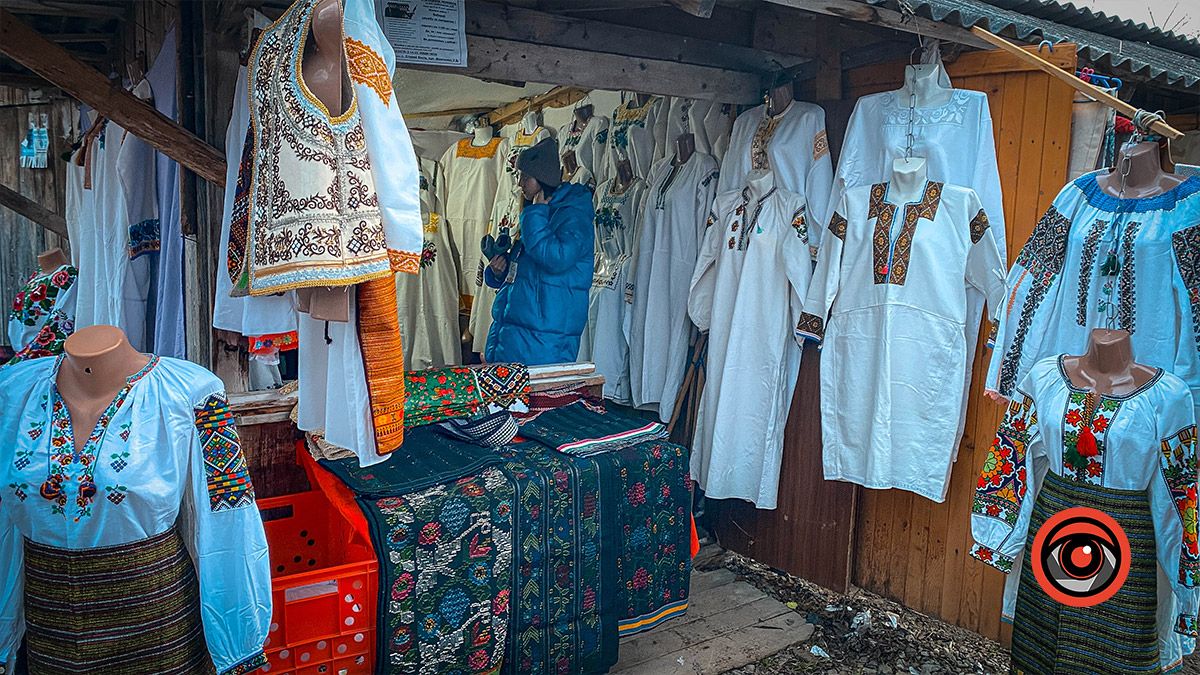 Косівський базар: 100-річні вишиванки, копчені коники та свині у багажнику 5