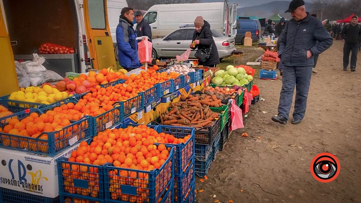 Косівський базар: 100-річні вишиванки, копчені коники та свині у багажнику 19