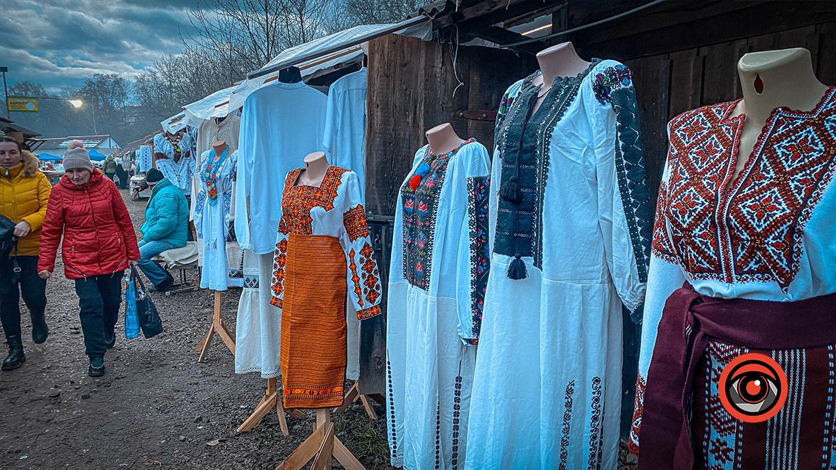 Косівський базар: 100-річні вишиванки, копчені коники та свині у багажнику 3