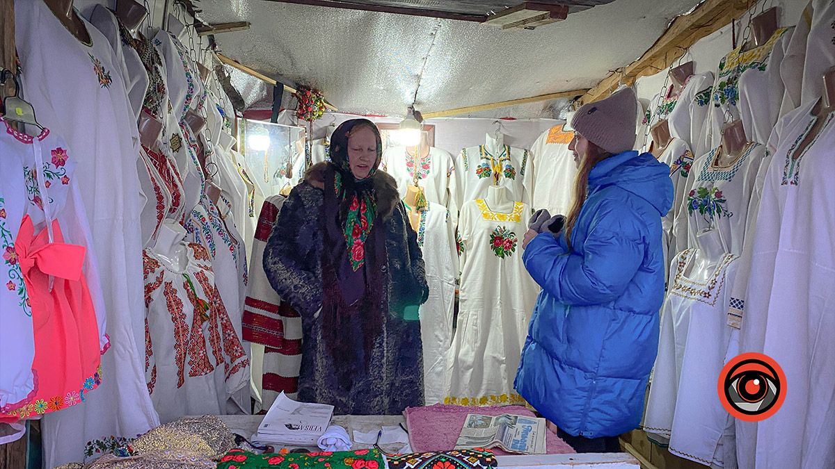 Косівський базар: 100-річні вишиванки, копчені коники та свині у багажнику 4