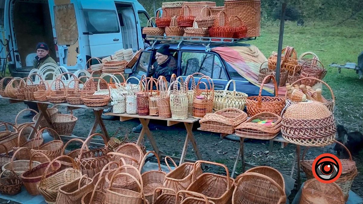 Косівський базар: 100-річні вишиванки, копчені коники та свині у багажнику 17