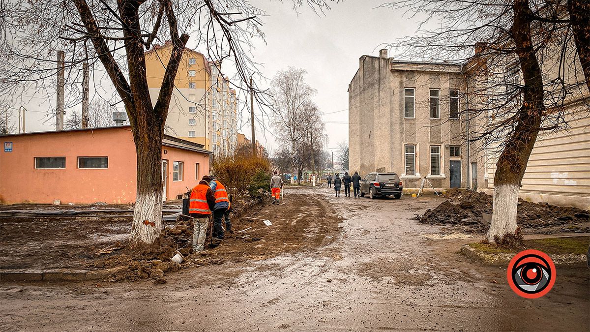 Подвір'я школи № 8 взялися ремонтувати 1