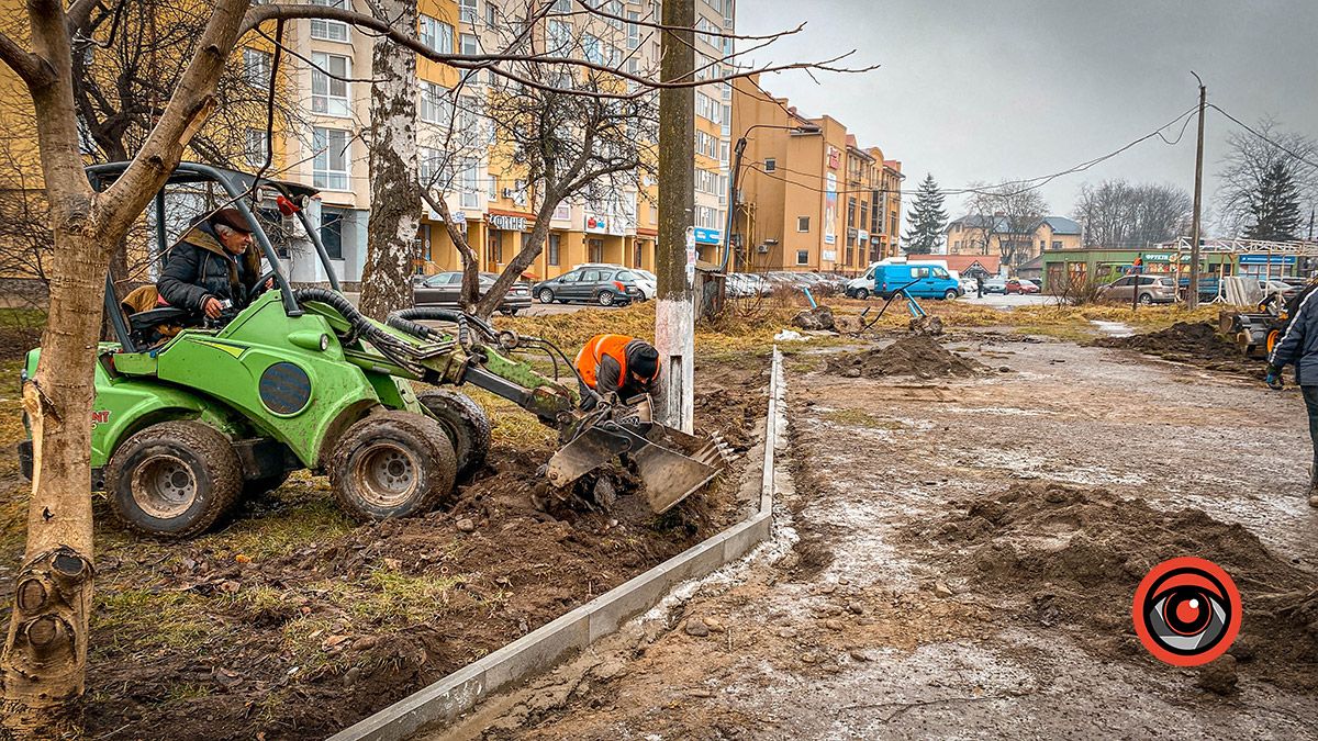 Подвір'я школи № 8 взялися ремонтувати 7