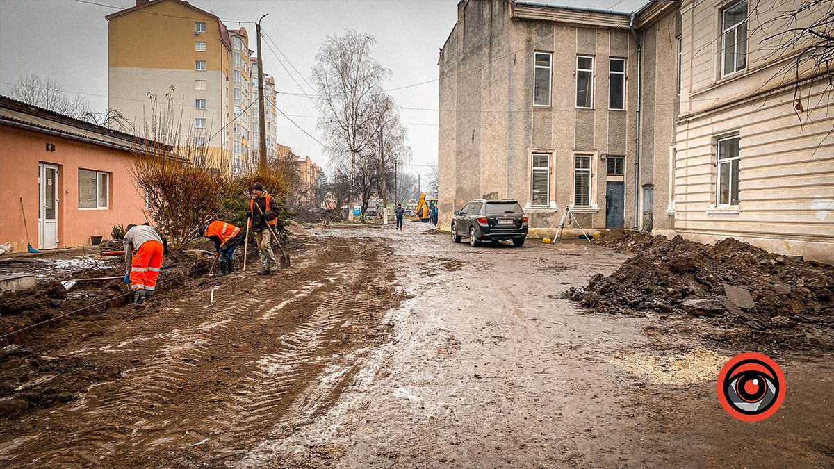 Подвір'я школи № 8 взялися ремонтувати 4