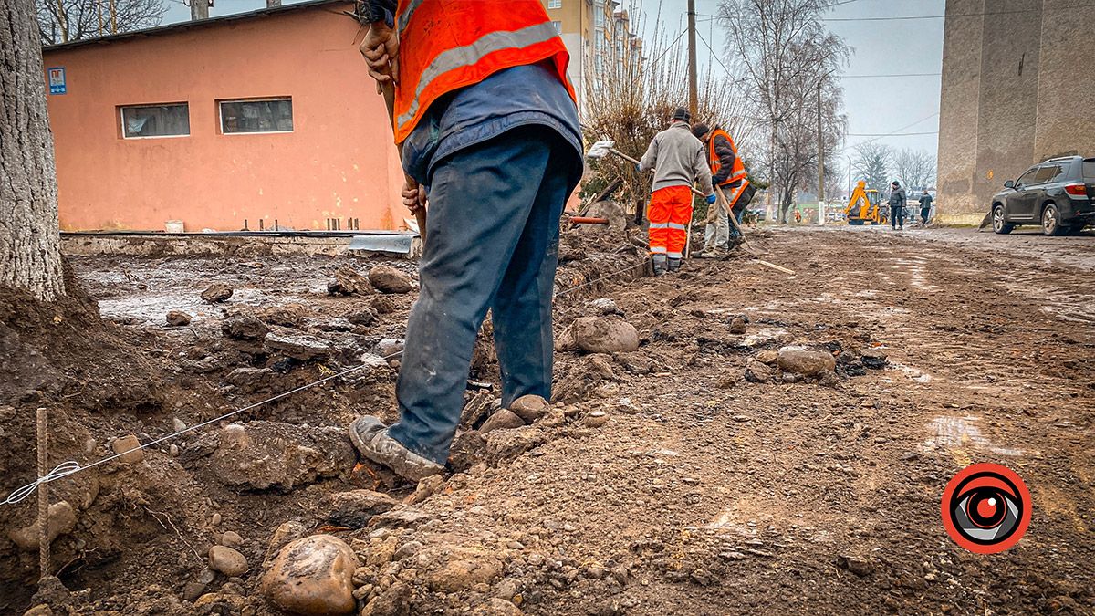 Подвір'я школи № 8 взялися ремонтувати 5