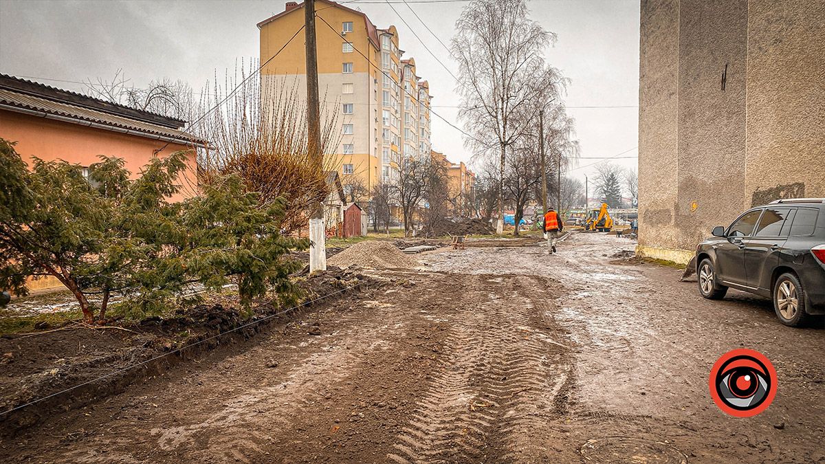 Подвір'я школи № 8 взялися ремонтувати 6