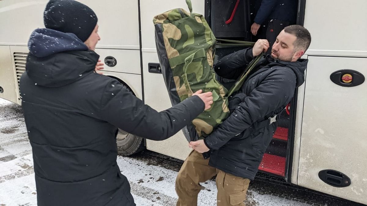Волонтери ГО "Сильно" в Коломиї передають тонни допомоги і 10-ий місяць забезпечують захисників 1