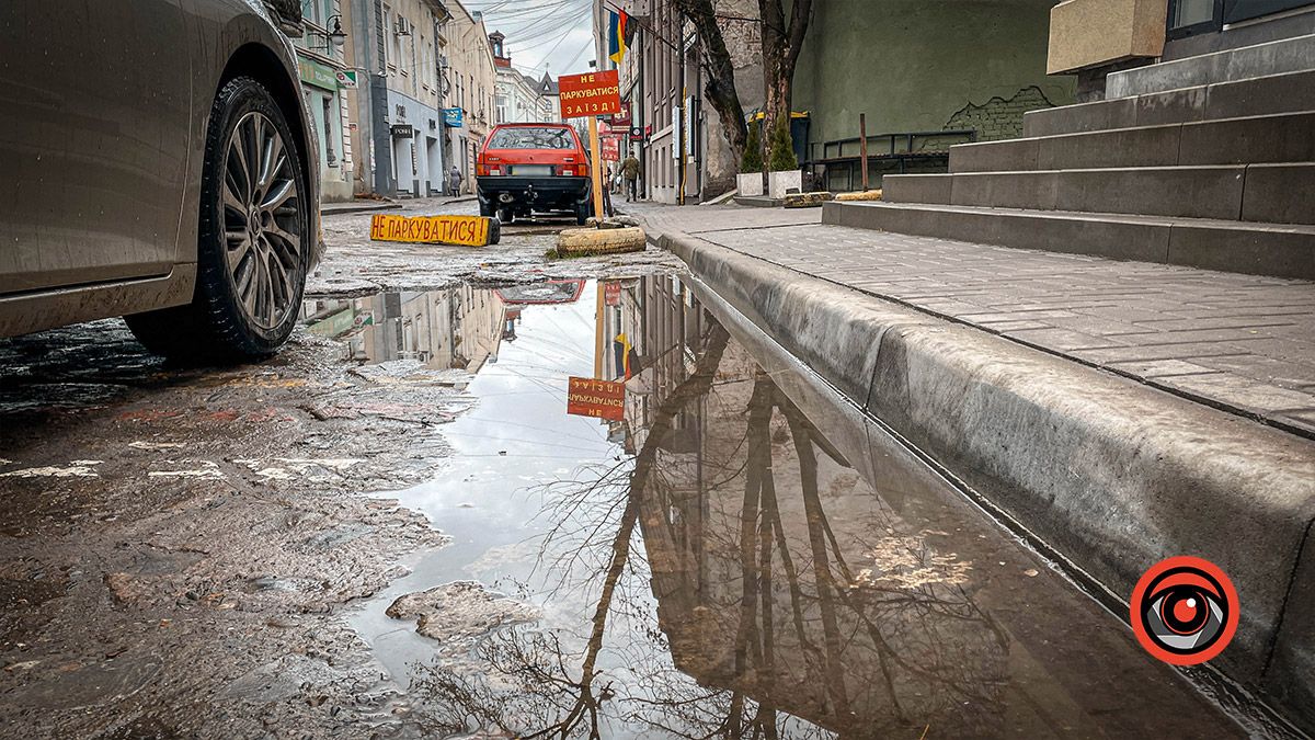 Навіть танкова шашка не витримала: вул. Валова потребує ремонту 4