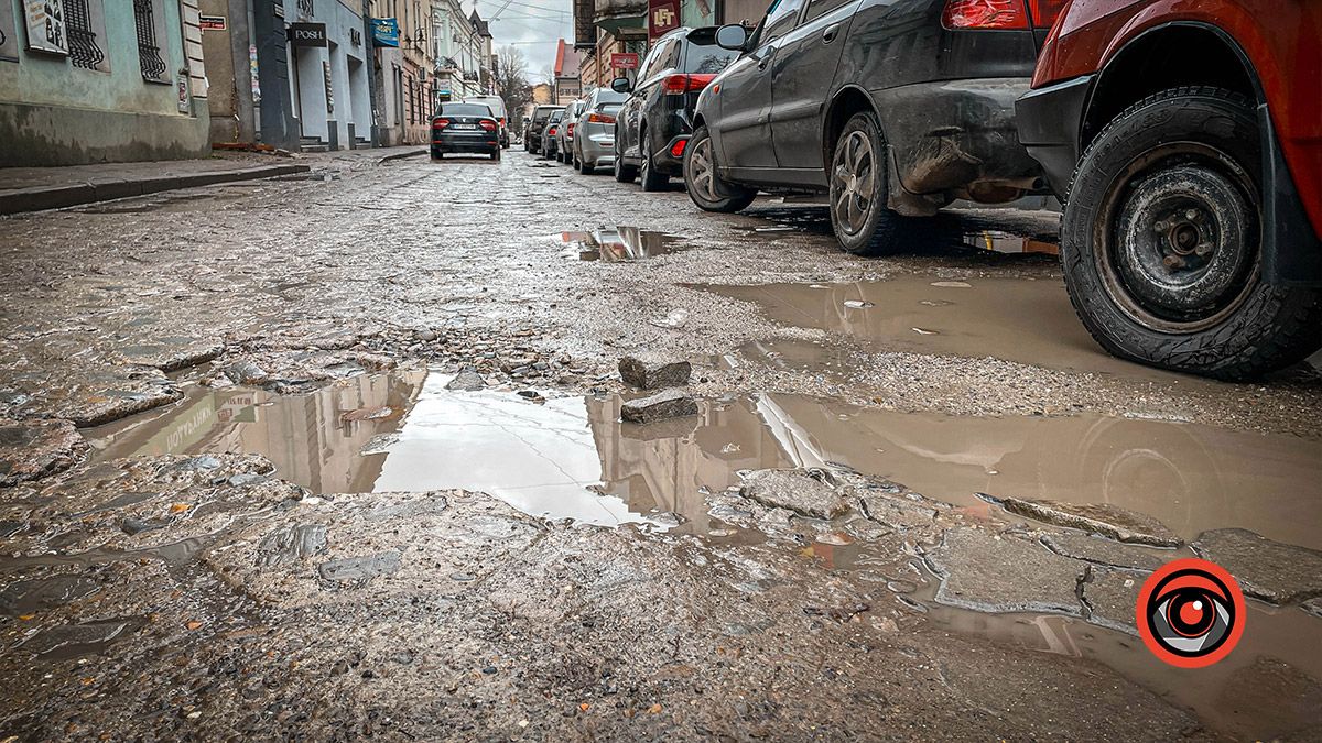 Навіть танкова шашка не витримала: вул. Валова потребує ремонту 5