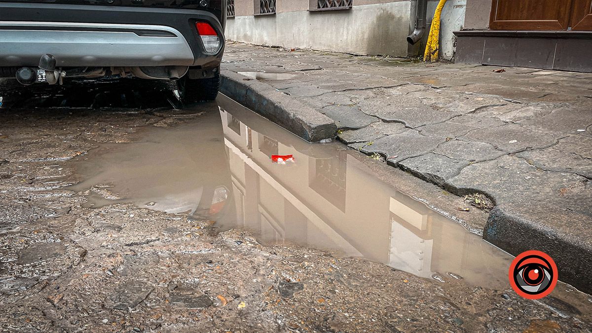 Навіть танкова шашка не витримала: вул. Валова потребує ремонту 6