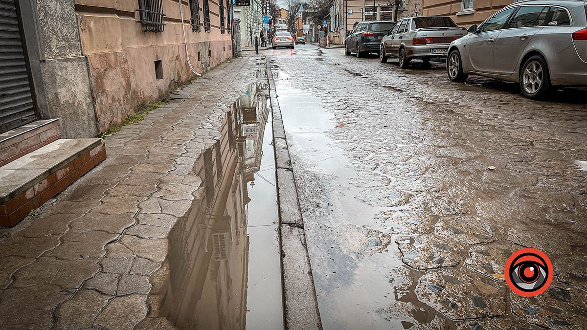 Навіть танкова шашка не витримала: вул. Валова потребує ремонту 1