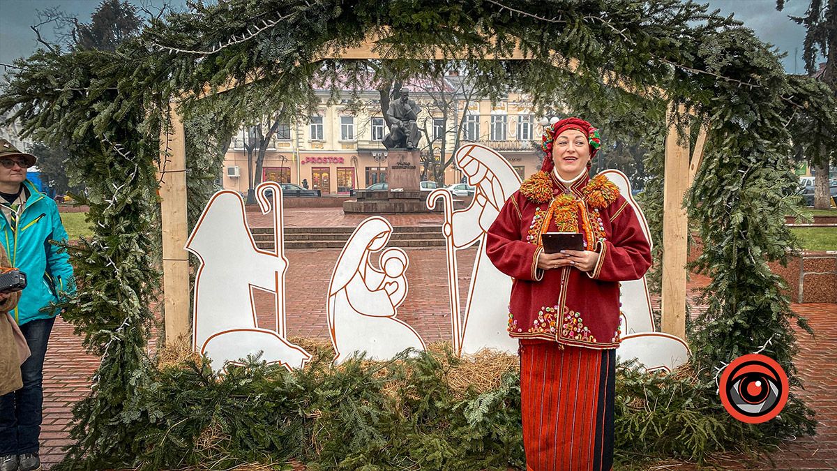 Різдвяна шопка на площі Відродження офіційно відкрита 1