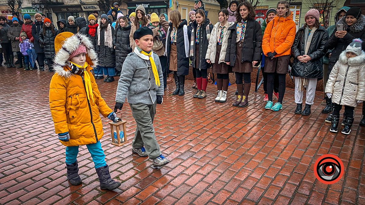 Різдвяна шопка на площі Відродження офіційно відкрита 9