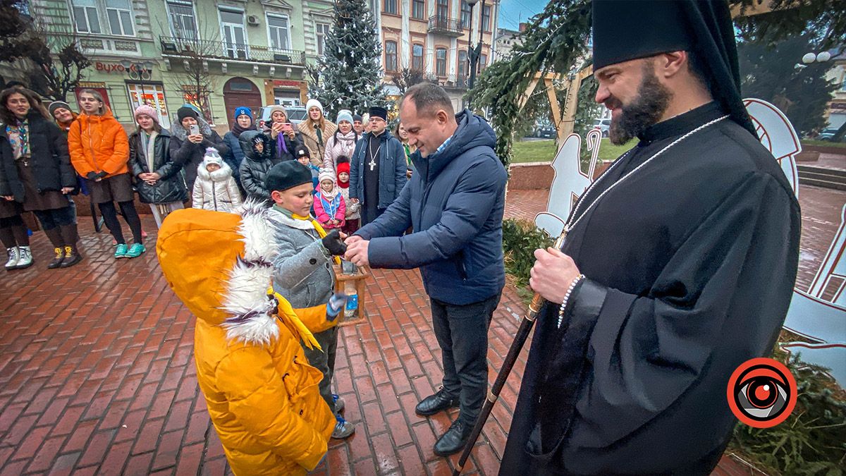 Різдвяна шопка на площі Відродження офіційно відкрита 10