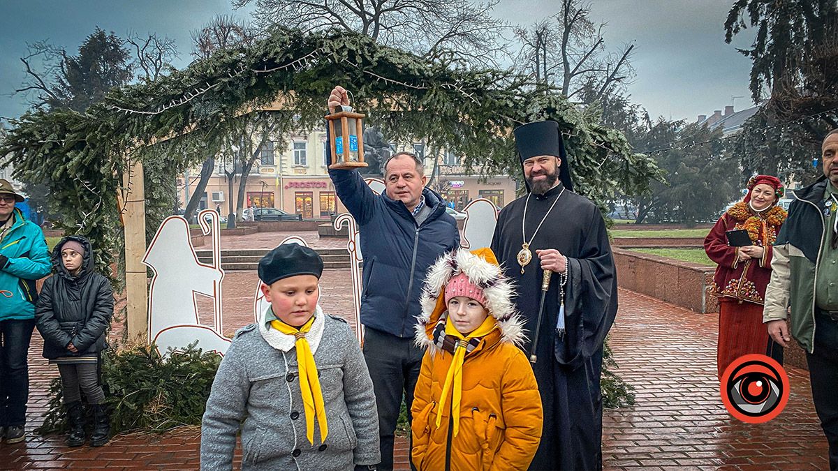 Різдвяна шопка на площі Відродження офіційно відкрита 11