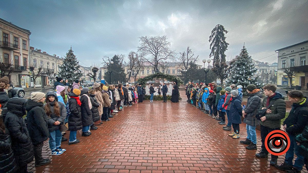 Різдвяна шопка на площі Відродження офіційно відкрита 14