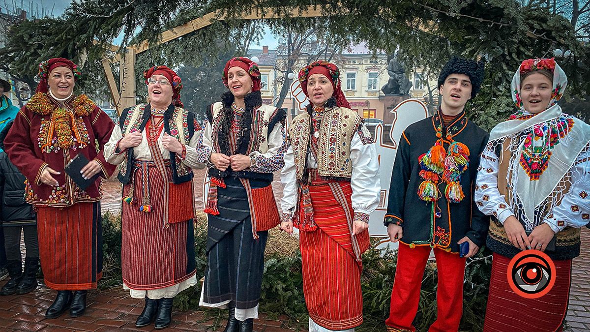 Різдвяна шопка на площі Відродження офіційно відкрита 13