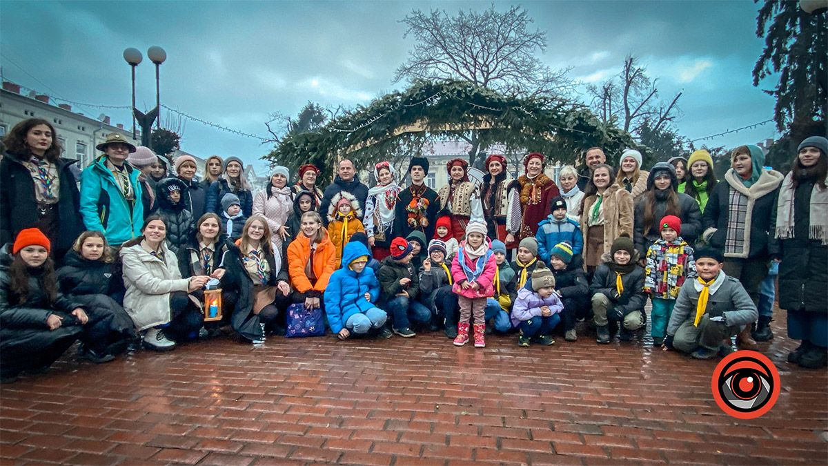 Різдвяна шопка на площі Відродження офіційно відкрита 15
