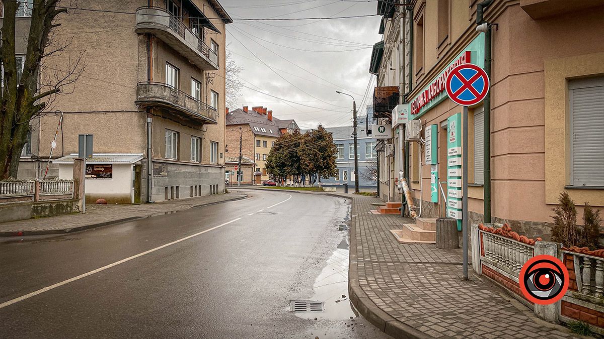 На початку вул. Довбуша встановили новий дорожній знак