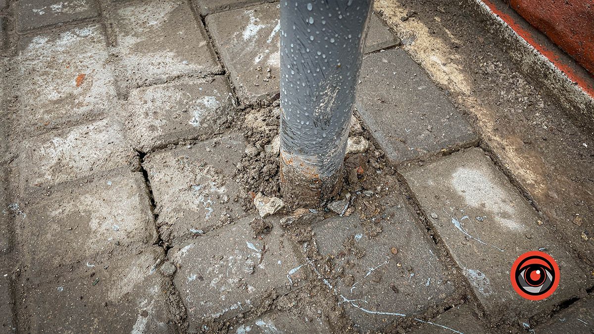 На початку вул. Довбуша встановили новий дорожній знак 1