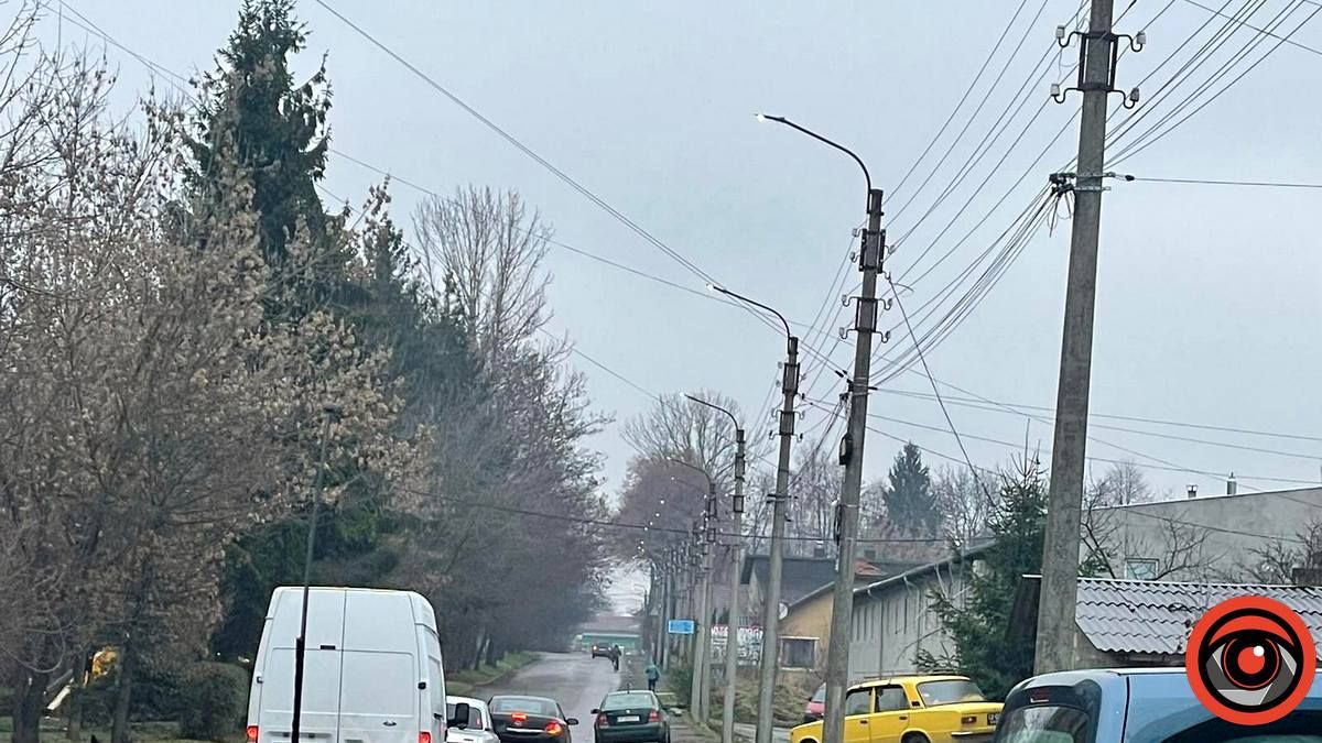 Дивна економія: в Коломиї серед дня світять ліхтарі 4
