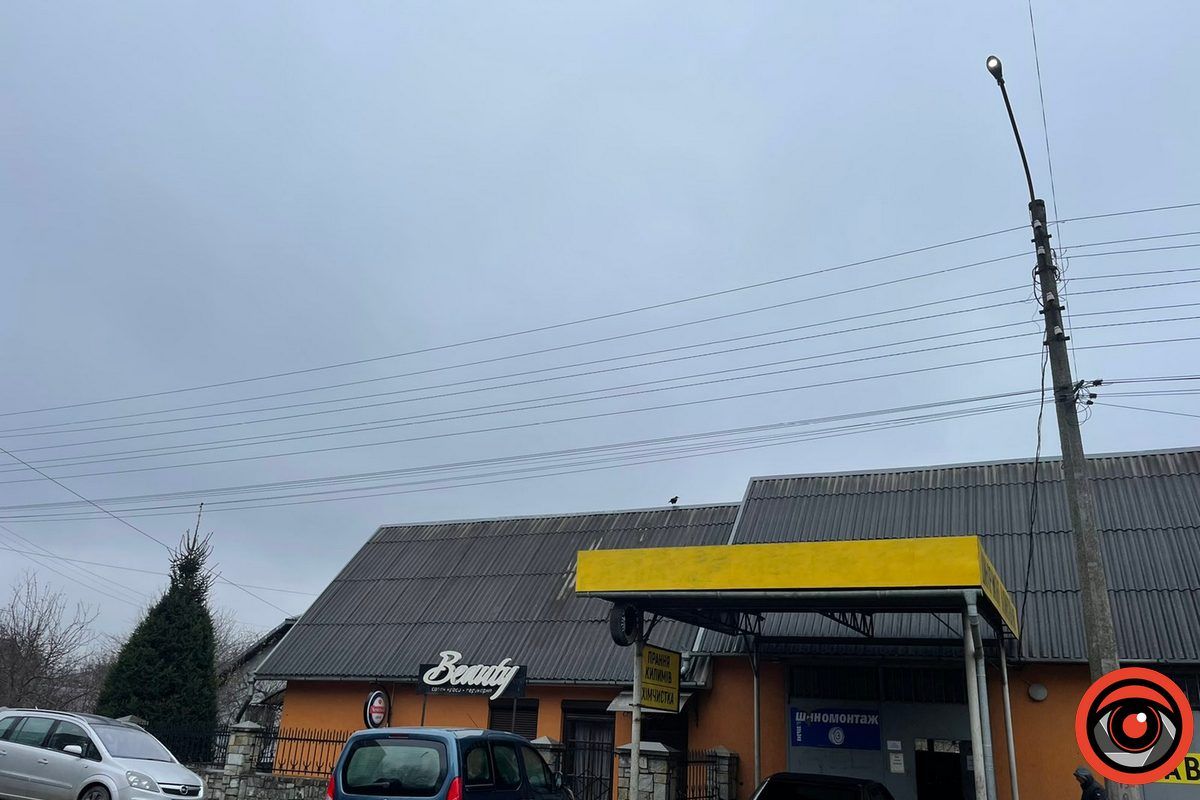 Дивна економія: в Коломиї серед дня світять ліхтарі 3