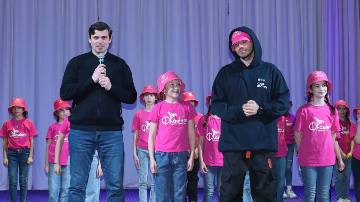 Фронтмен гурту “Kalush orchestra” зустрівся з дітьми захисників 2