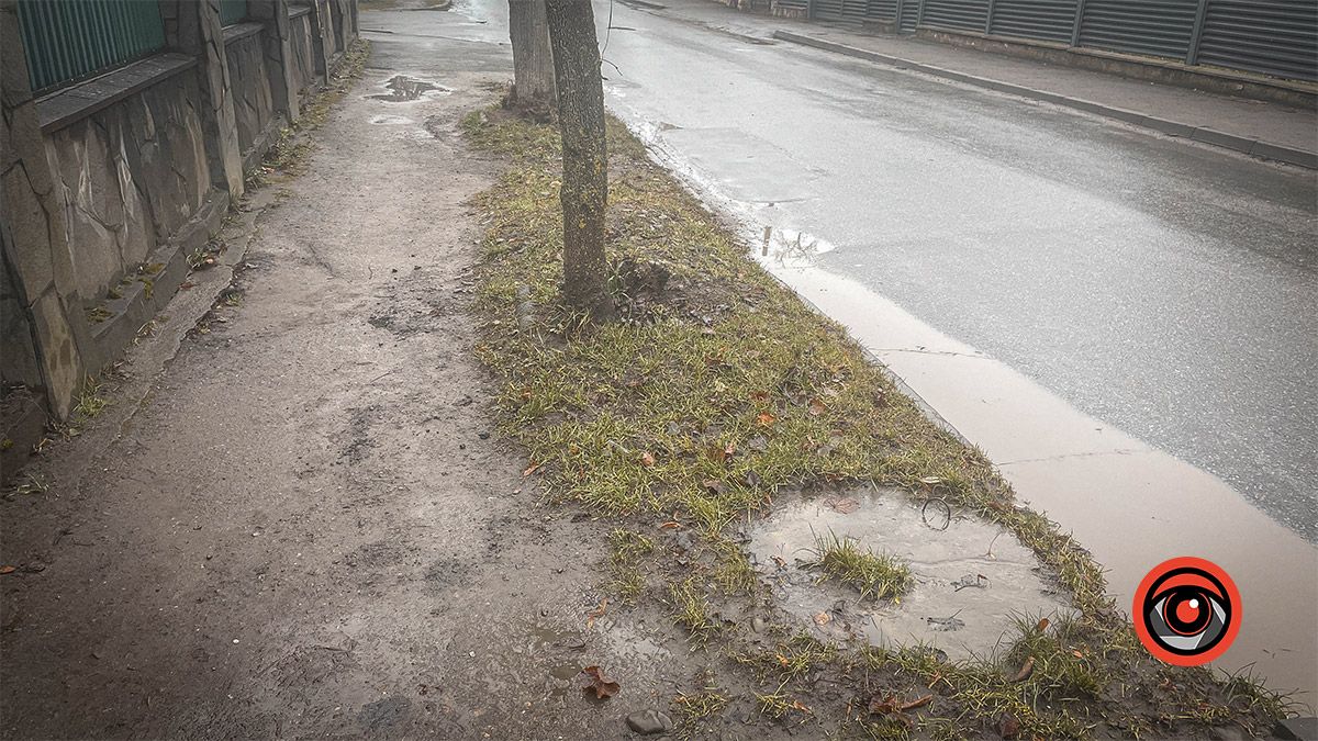 До тротуару руки влади не доходять: на частині вул. Тарабалки заболочена пішохідна зона 3
