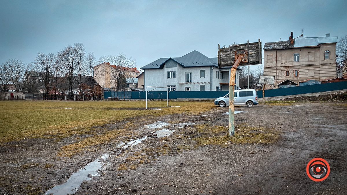 Безкоштовну парковку біля ліцею №1 перенесли на стадіон: чи надовго? 1