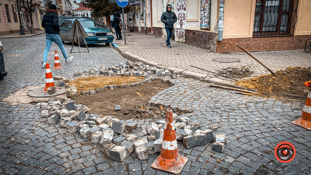 У центрі Коломиї комунальники перекладають бруківку 1