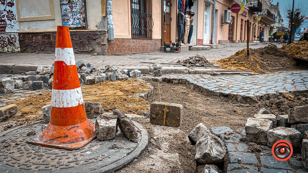 У центрі Коломиї комунальники перекладають бруківку 2