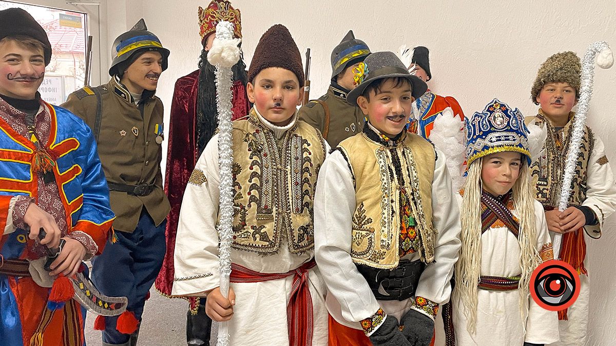 Печеніжинський дитячий вертеп колядує в Коломиї