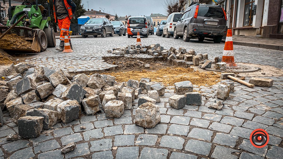 У центрі Коломиї комунальники перекладають бруківку 3