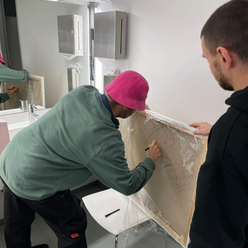 Портрет Бориса Джонсона франківського художника продали за 350 тис грн 1