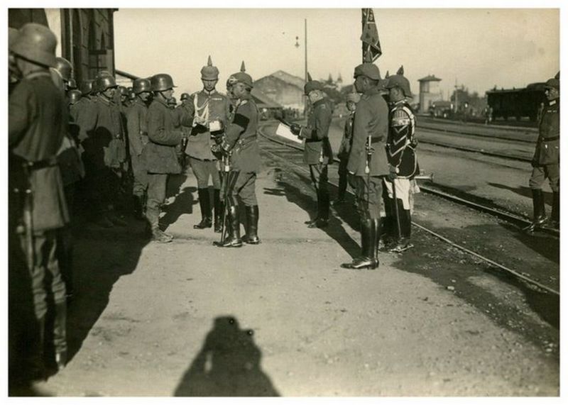 Залізничний вокзал м. Коломия. 1917 р. Німецький кайзер Вільгельм ІІ нагороджує бійців штурмових підрозділів які відзначились в боях.