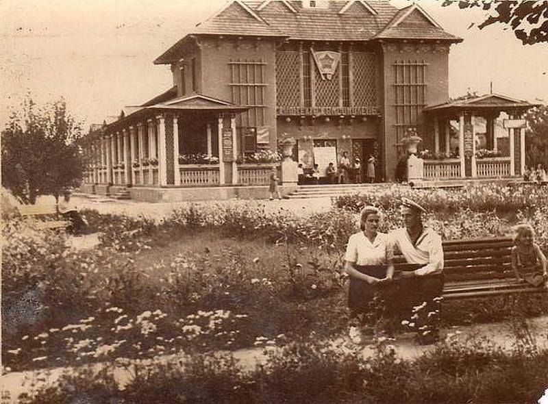 Кінопалац у коломийському парку. Збудований у 1952 році за проектом «батька» гуцульської архітектури Івана Боднарука. В епоху застою кінотеатр перетворився на склад паркового непотребу, а в дев’яності — на стихійний туалет і бомж-готель. Крапку в його історії поставила пожежа. (Фото І.Криворучко).