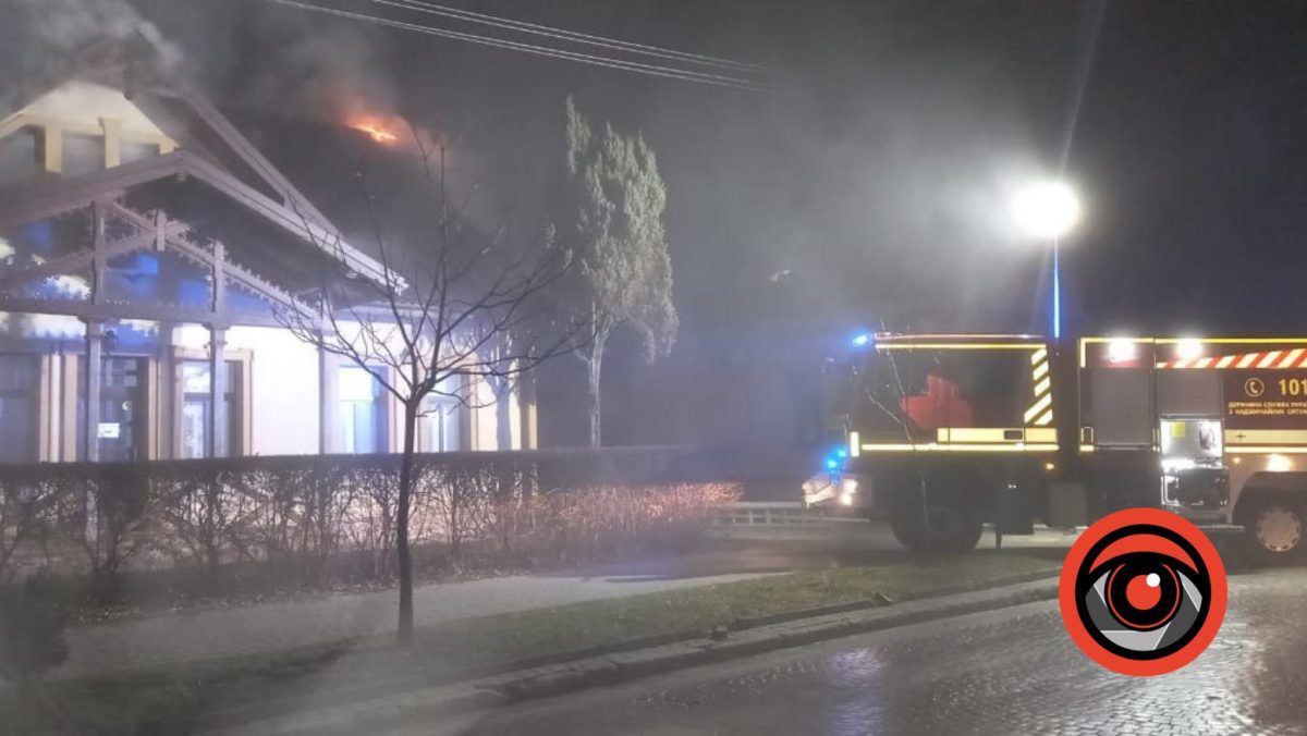 У Коломиї палає будинок 3