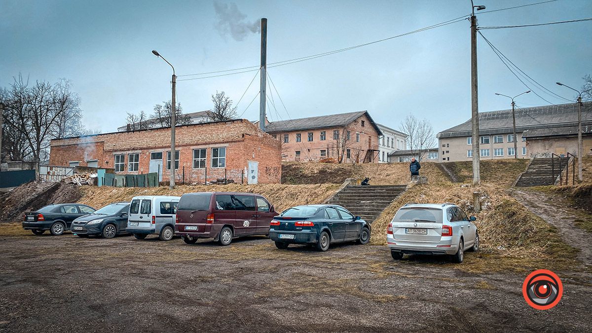 Безкоштовну парковку біля ліцею №1 перенесли на стадіон: чи надовго?