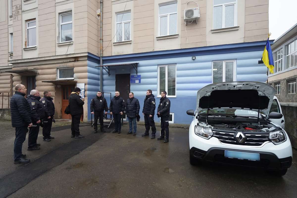 У двох мікрорайонах Коломиї відкрили поліцейські станції та закупили авто 3