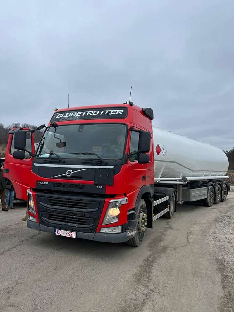 Волонтери передали для прикарпатських військових транспорт за 200 тис злотих 1