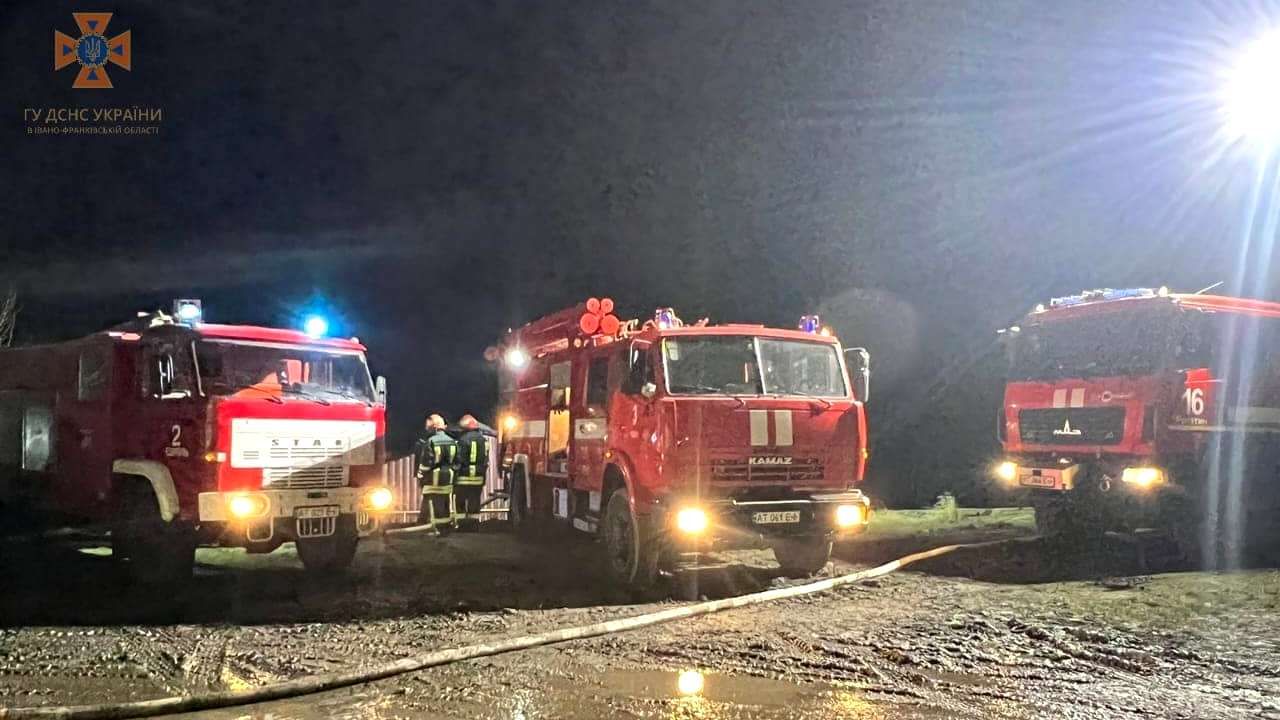 На Прикарпатті пожежні врятували 2 людей з вогню на місці влучання ракети 2